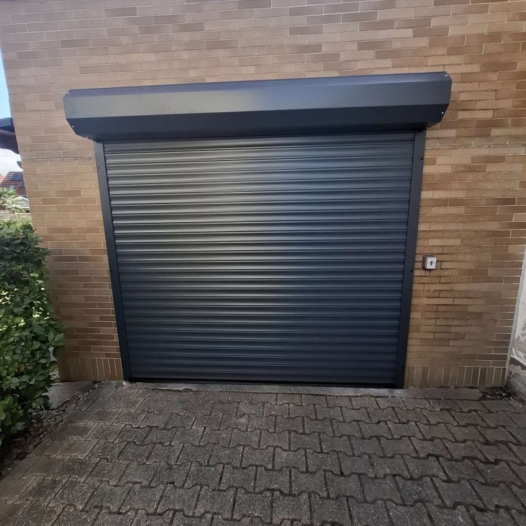 Rolltor in Anthrazit Anthrazitfarbenes Rolltor vor einer Garage mit Ziegelfassade