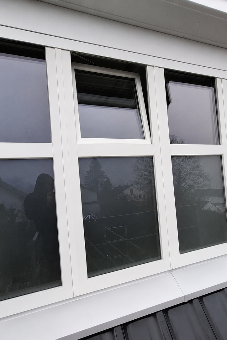 Fensterfront in Weiß Weiße Fensterfront mit einem gekippten Fensterflügel